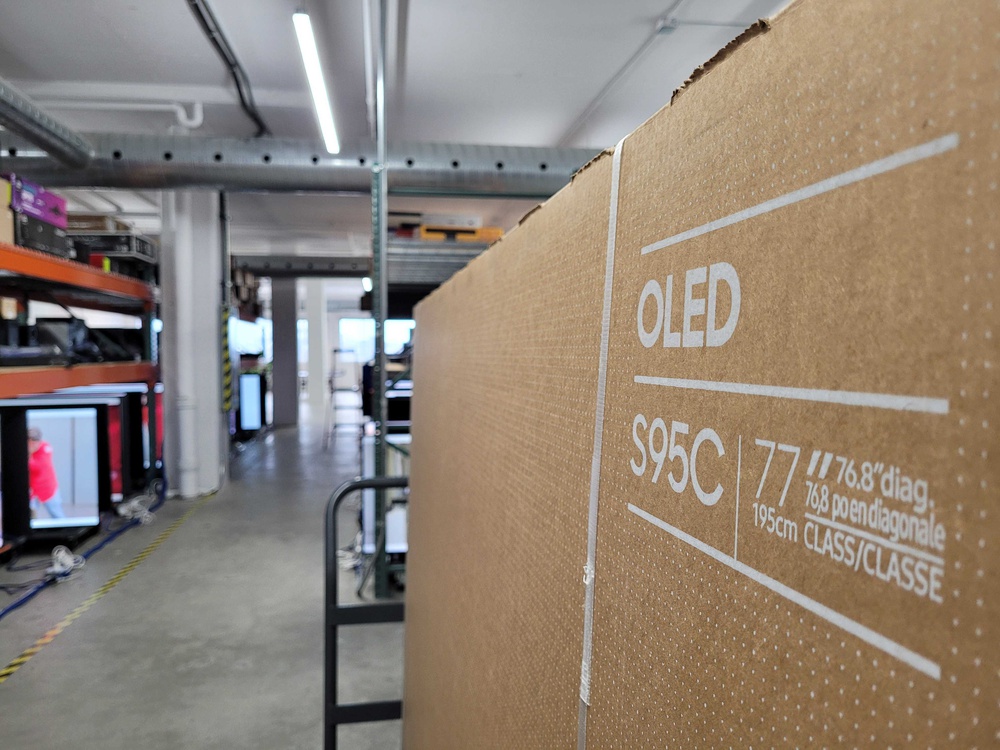 Samsung S95C OLED box photo