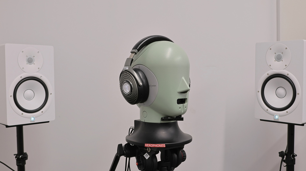 Image of the Focal Bathys Wireless on the B&K 5128 (HATS) with monitors during testing.