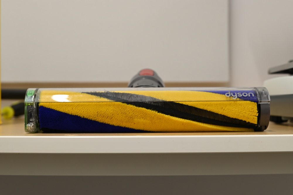 Dyson V15 Detect soft roller from the front