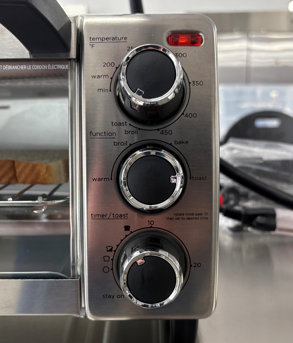 Control dials on the Black+Decker 4-slice toaster oven.