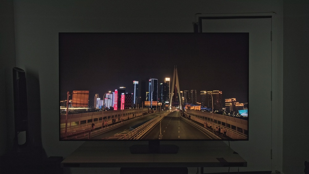 Samsung QN90D QLED Yellow Skyscraper Photo: 669 cd/m²