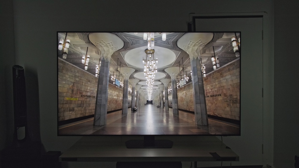 Samsung QN90D QLED Hallway Photo: 1,063 cd/m²